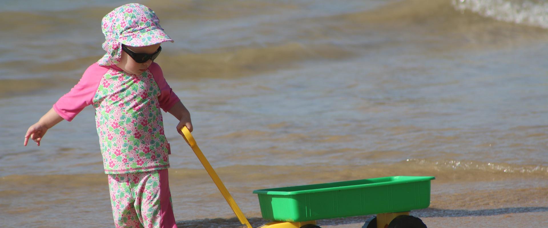 Ein Kind spielt am Strand von Haabneeme