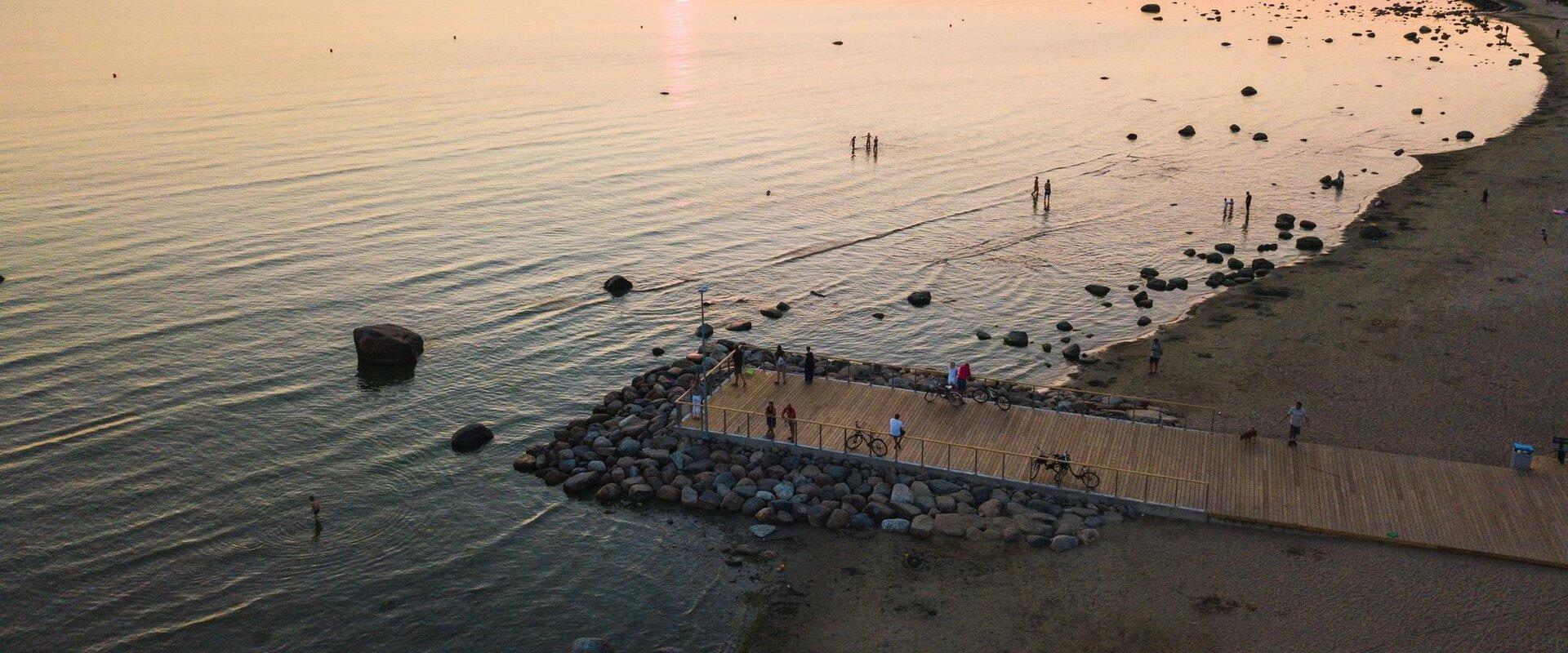 Der Strand von Haabneeme ist ein kleiner und friedlicher Sandstrand in Viimsi, der mit seinem sauberen, warmen Wasser Menschen anzieht, um sowohl Wass