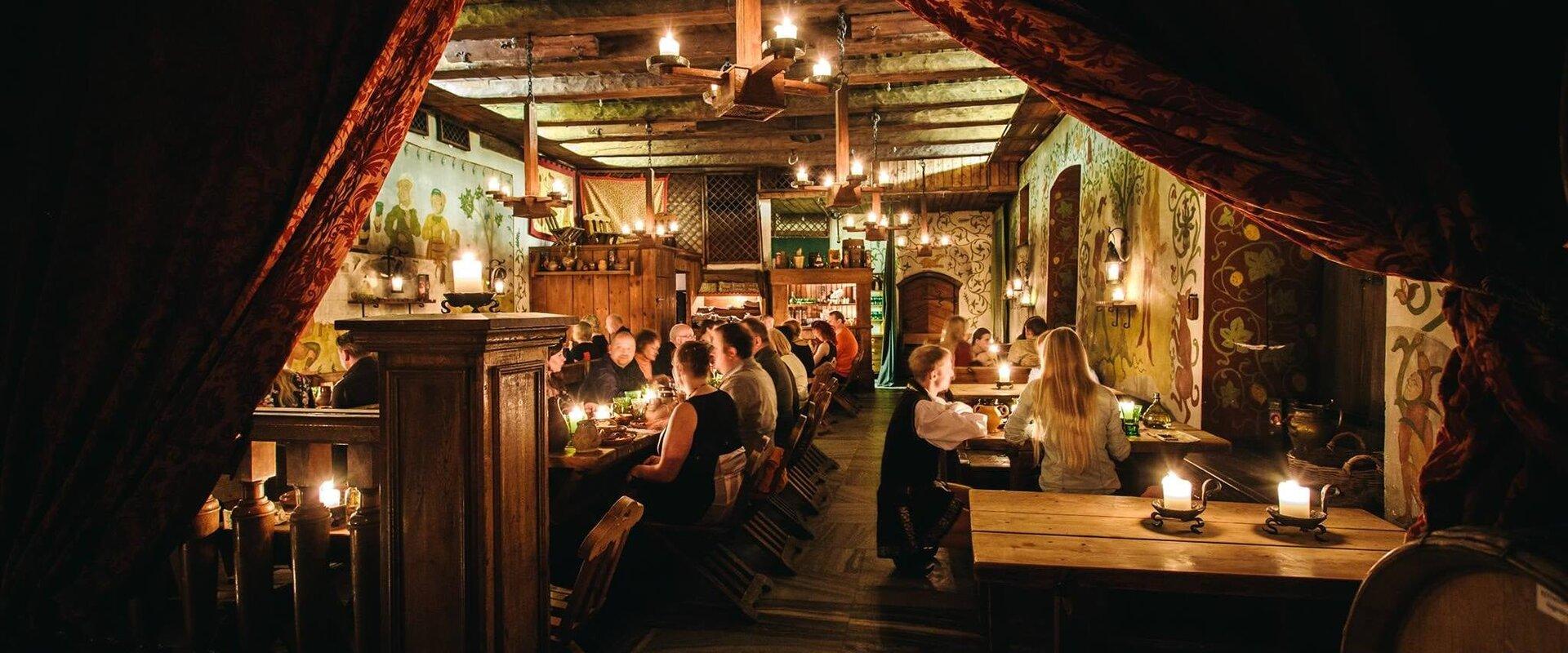Keskiaikainen ravintola Olde Hansa on rikkaan kauppiaan koti, jossa vieraat voivat nauttia hansa-ajan kokkimestarien esikuvan mukaan valmistetuista he