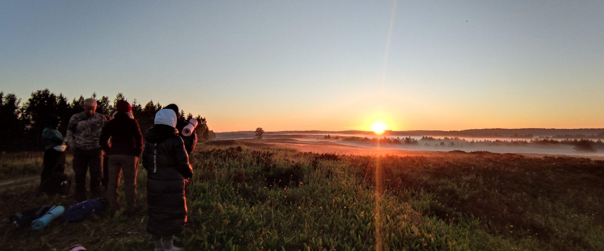 Päikesetõusul jalgsimatk ja suplus rabajärves Põhja-Kõrvemaa