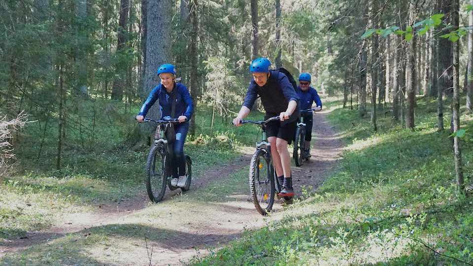 Tõukerattamatkajad laskumisel