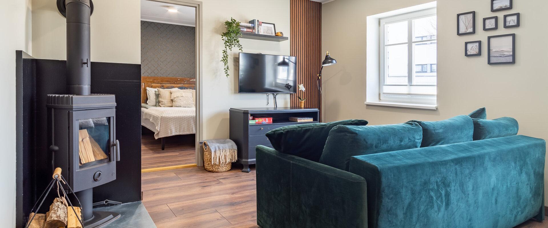 Apartment with a fireplace and a bathtub