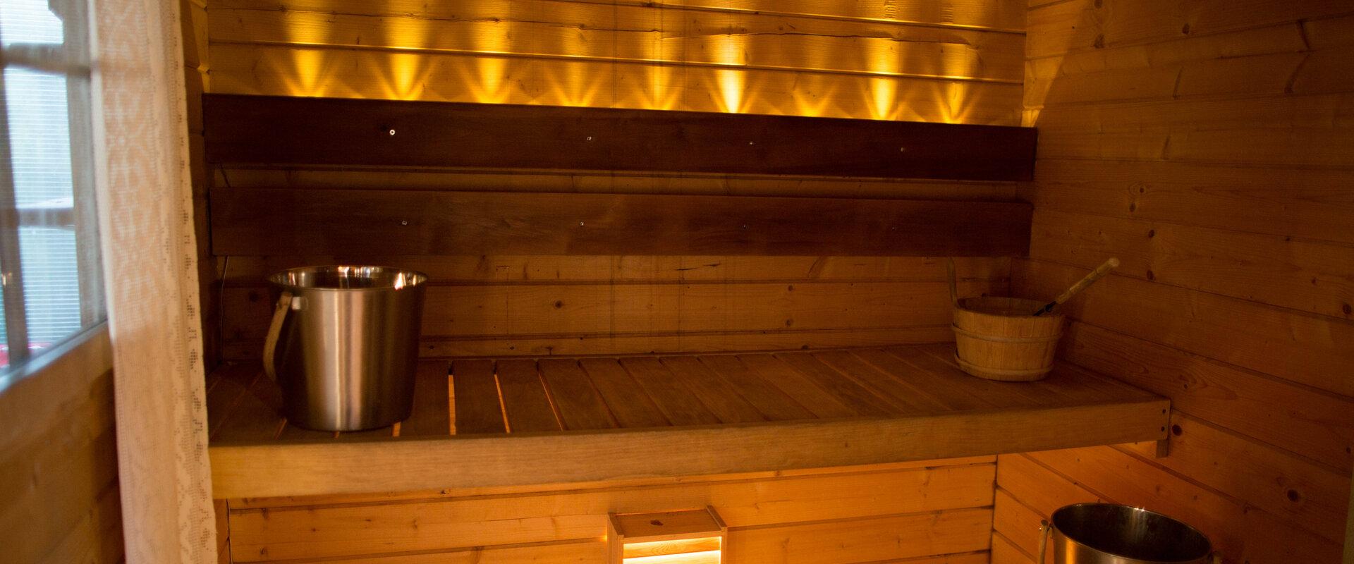 Puhkekompleksis asuva sauna leiliruum