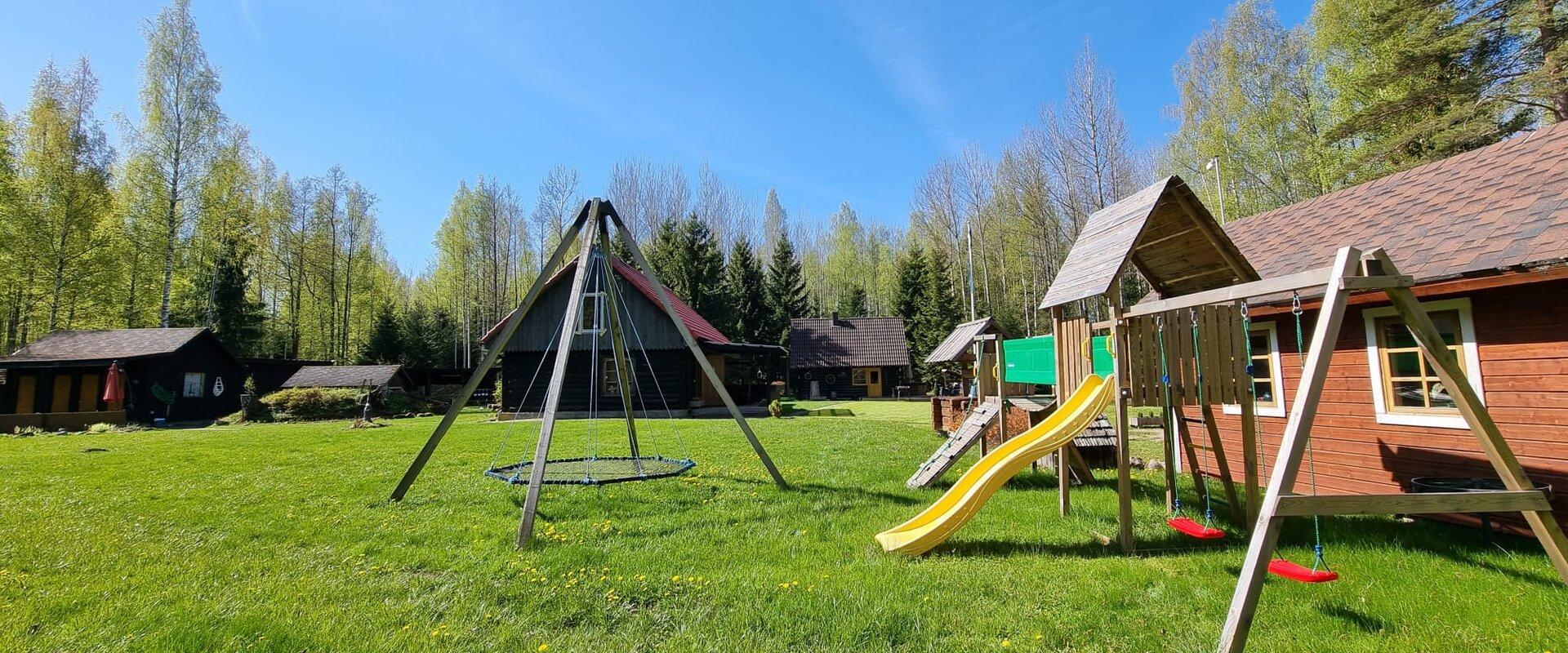 Ferienhof Atsikivi Puhketalu, Schaukel, Kinderspielplatz