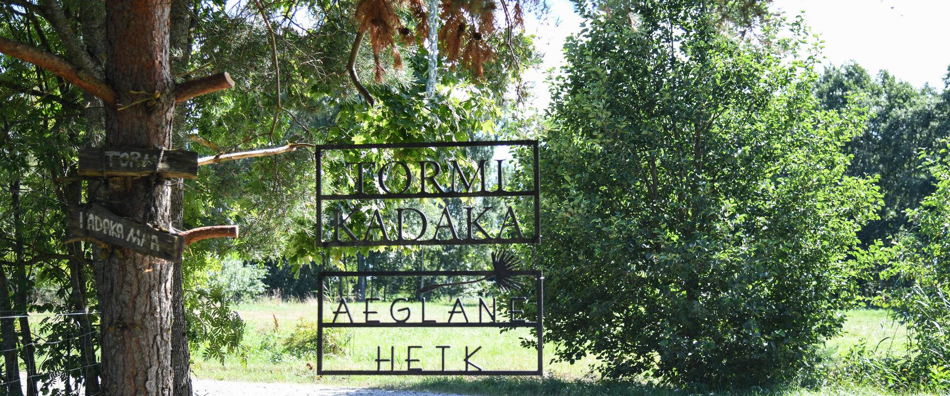 Aeglase hetke mesila ja Tormikadaka talu sildid