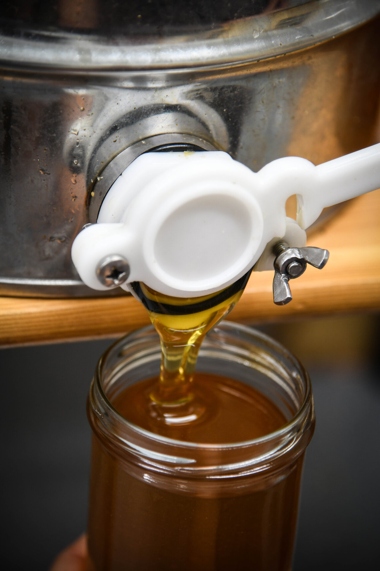 Honey into a jar in the Aeglane Hetk apiary