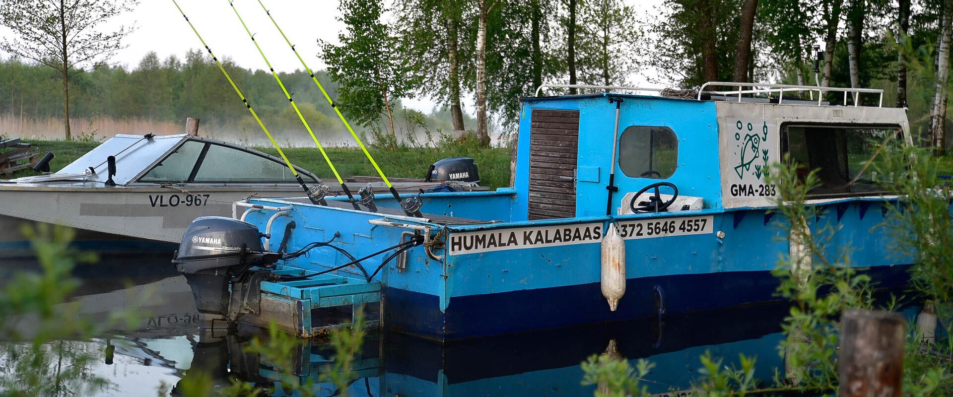 Paat ja püügivarustus valmis kalastusretkeks Humala Kalabaasis