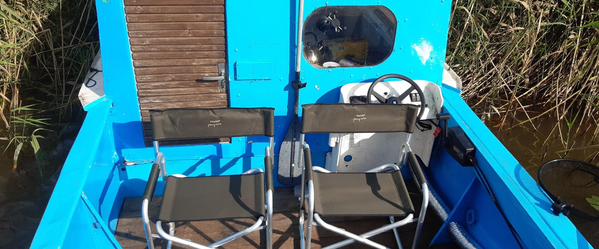 Humala Kalabaasi paadi sisemus kahe istmega ja rooliga, valmis kalastusretkeks