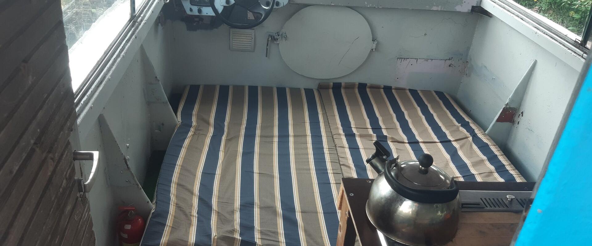 Kajut ja puhkeala Humala Kalabaasi paadis, kus saab lõõgastuda pärast kalapüüki.