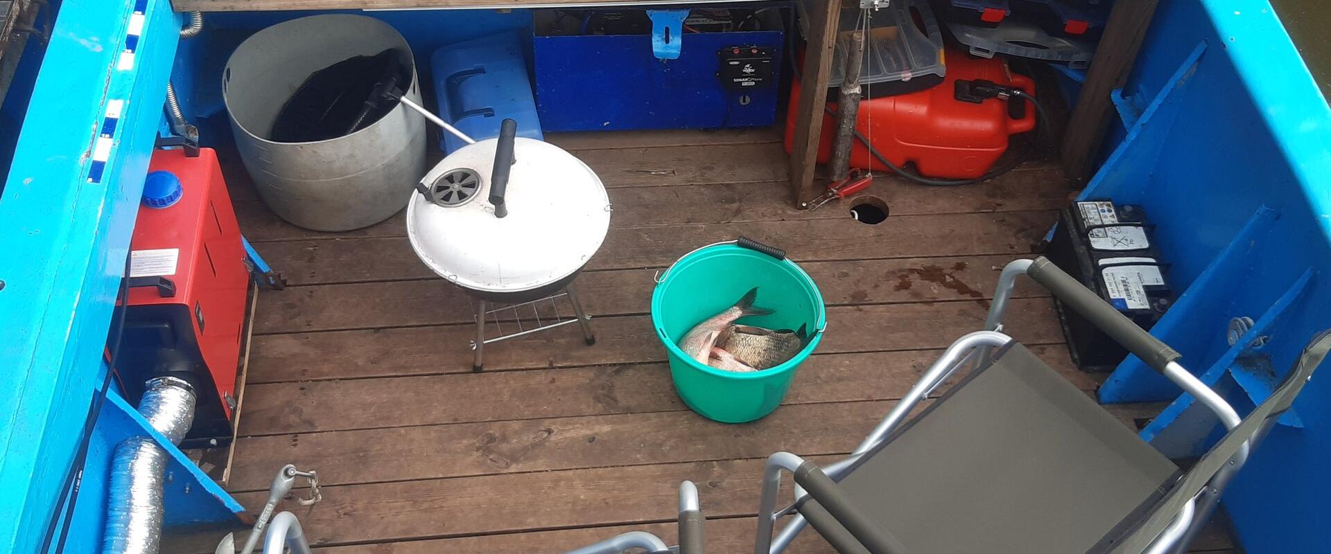 Humala Kalabaasi paadi tekil ämber värskelt püütud kaladega ja väike grill