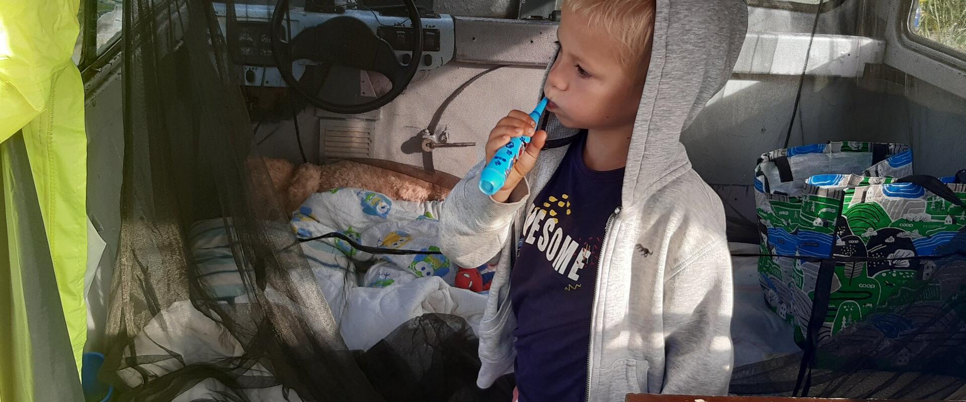 Hommikune hetk kalastuspaadis koos lapse ja perega Humala Kalabaasis.