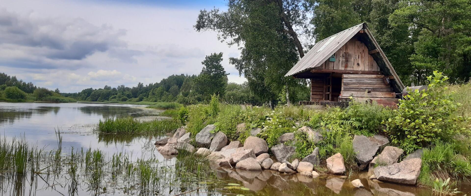 Humala Kalabaas- ein privater und komfortabler Angelplatz mit Übernachtungsmöglichkeit am Ufer des Flusses Emajõgi