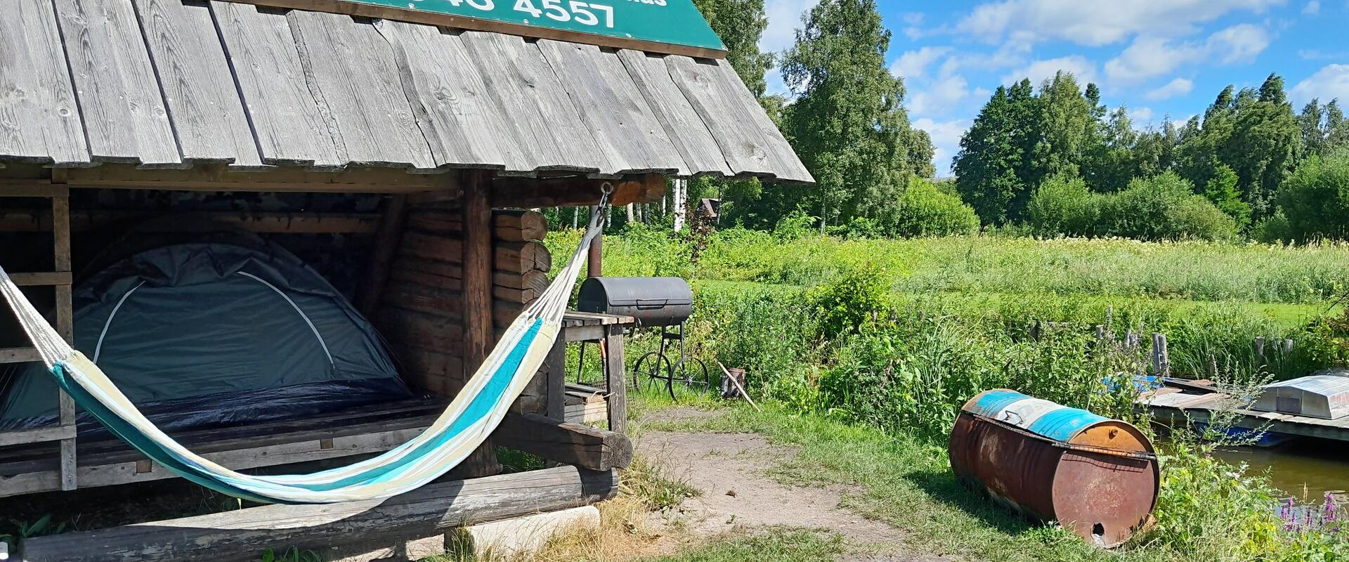 Humala Kalabaas- ein privater und komfortabler Angelplatz mit Übernachtungsmöglichkeit am Ufer des Flusses Emajõgi