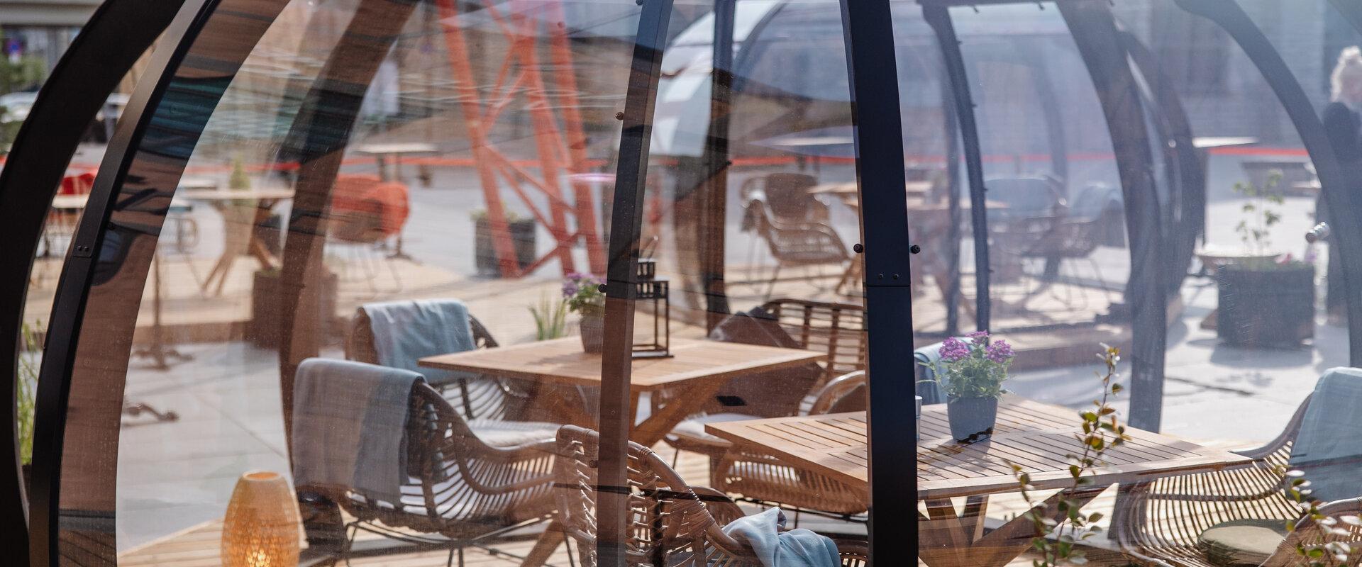 Sommerterrasse von PROTO mit Glaskuppeln zum Sitzen