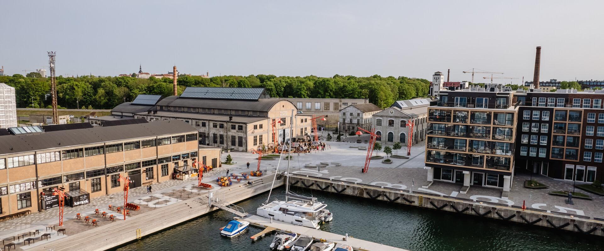 Sommerterrasse von PROTO – Yachthafen mit Yachten