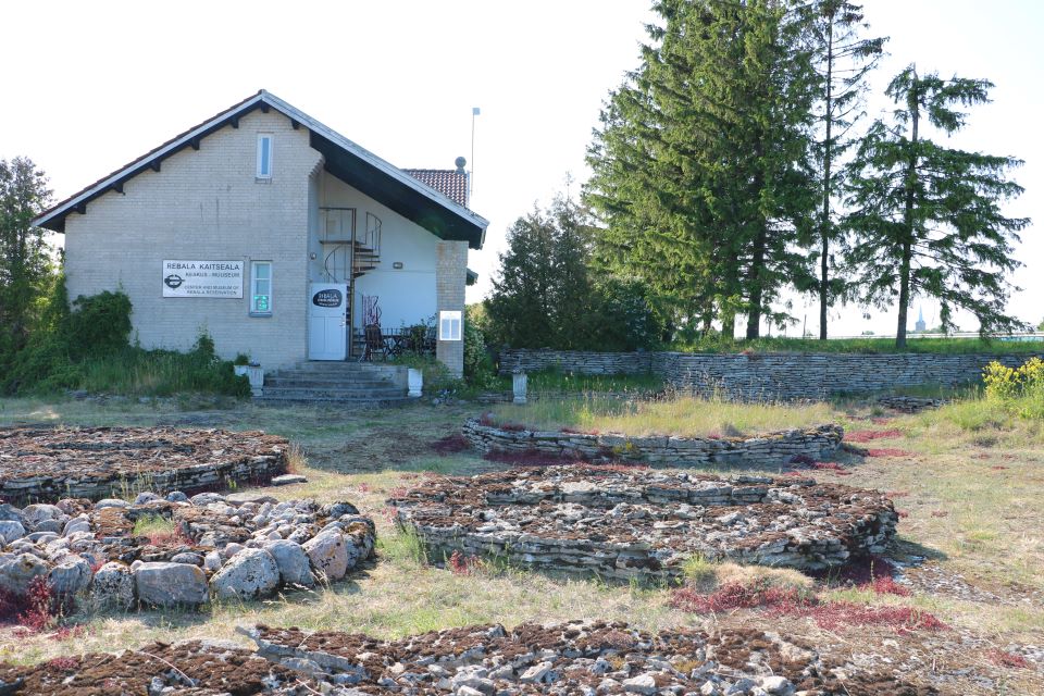 Rebala keskus-muuseum ja kivikalmed