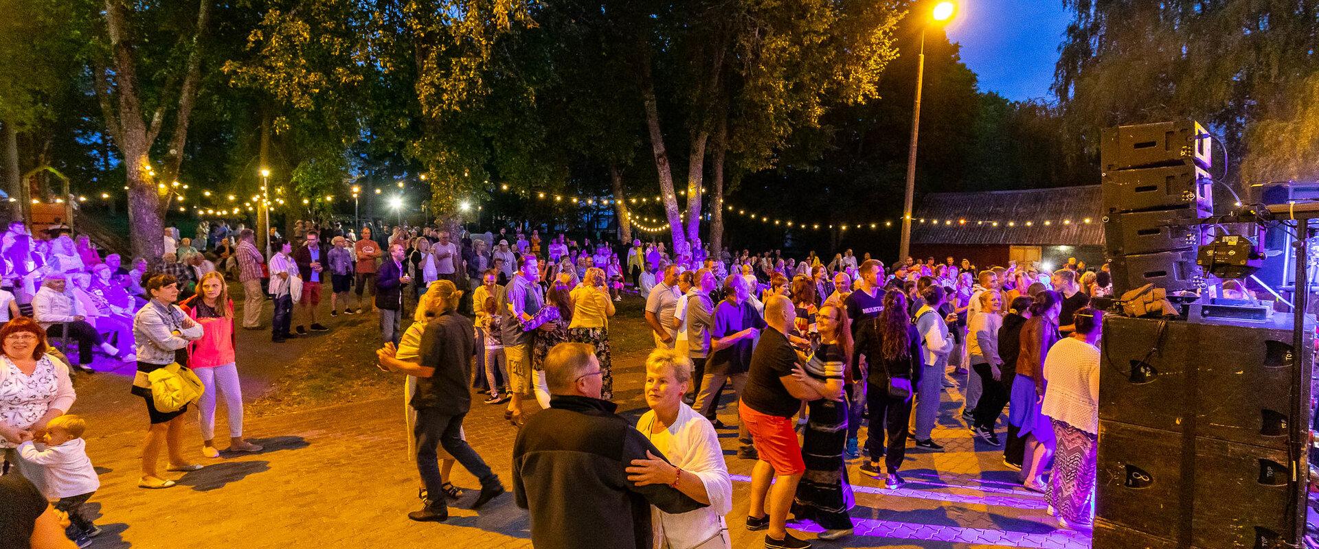 suvine tantsuõhtu Otepää kultuurimaja pargis