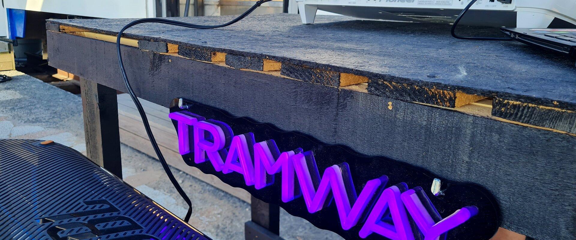 DJ aparatuuriga Rannakohvikus Tramway