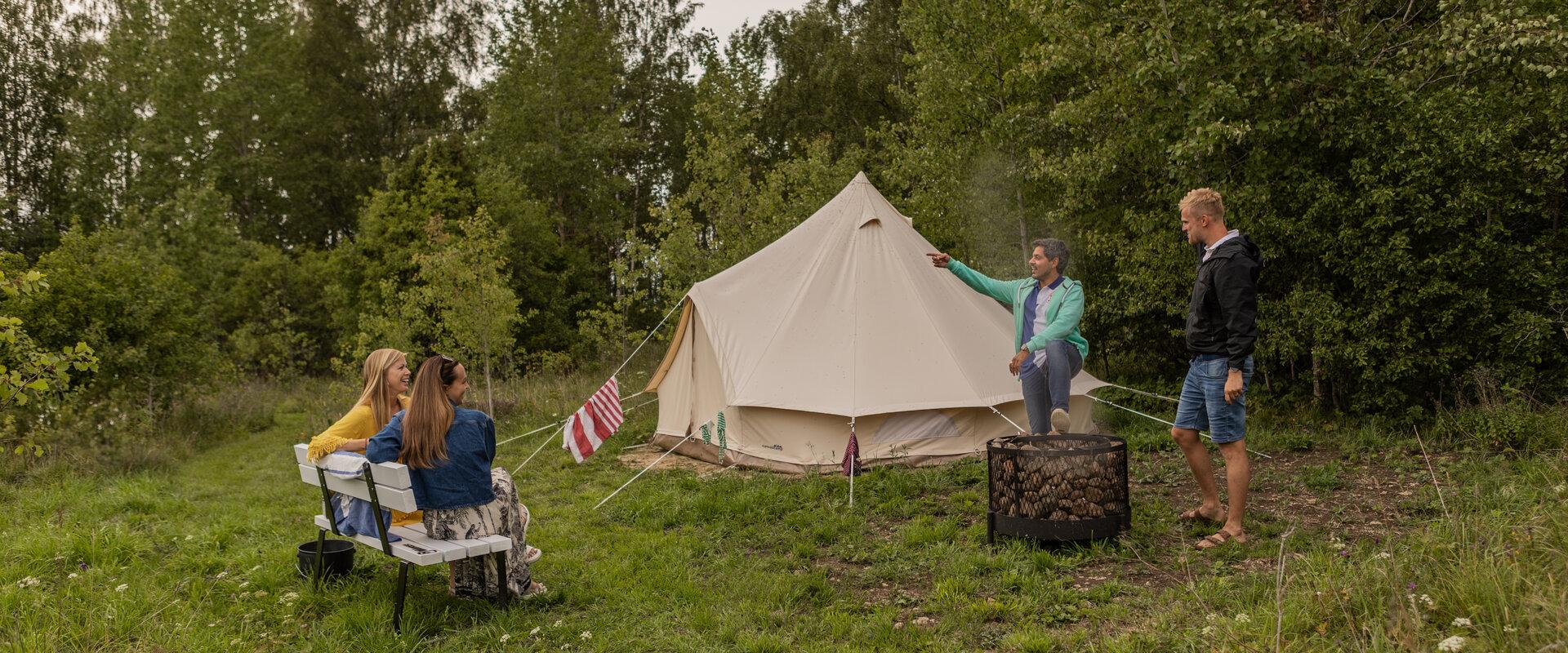 Glämpingutelkide kõrval on lõkkealused ja pingid