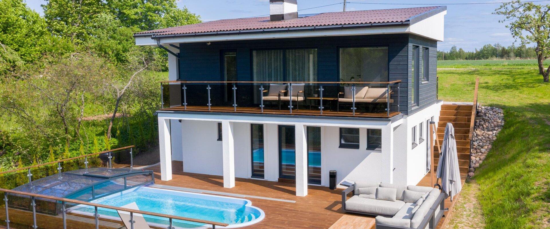 Kahekorruseline Kalda Villa koos rõdu ja privaatse terrassiga