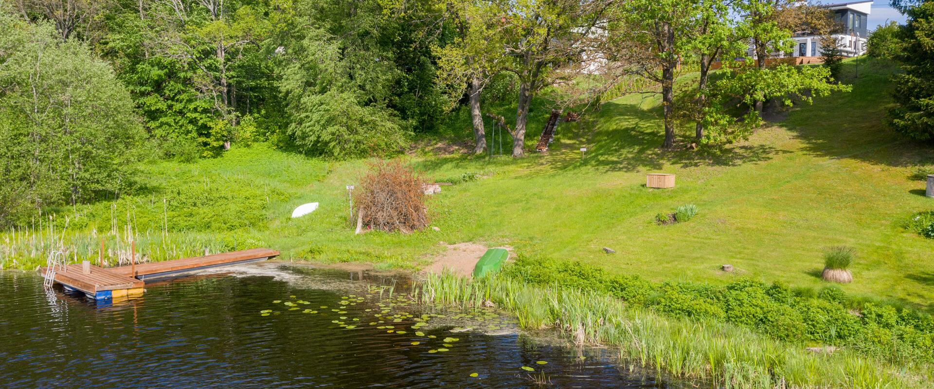 Ujumiskoht ja paadisild Kalda Villa õuel