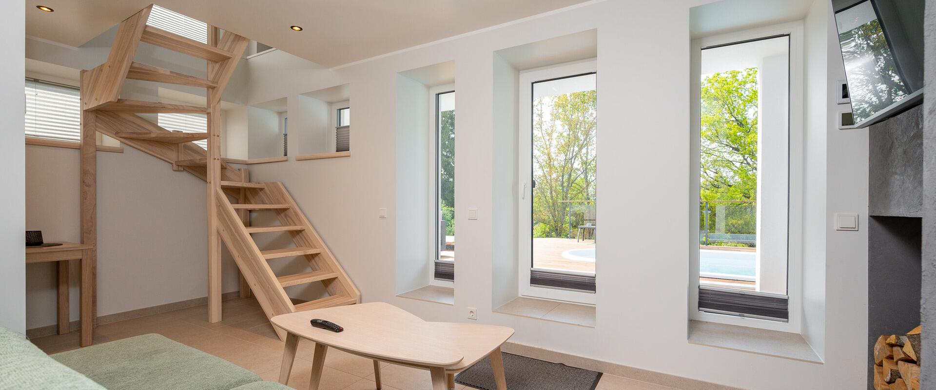 Kalda Villa elutuba trepi ja suurte akendega