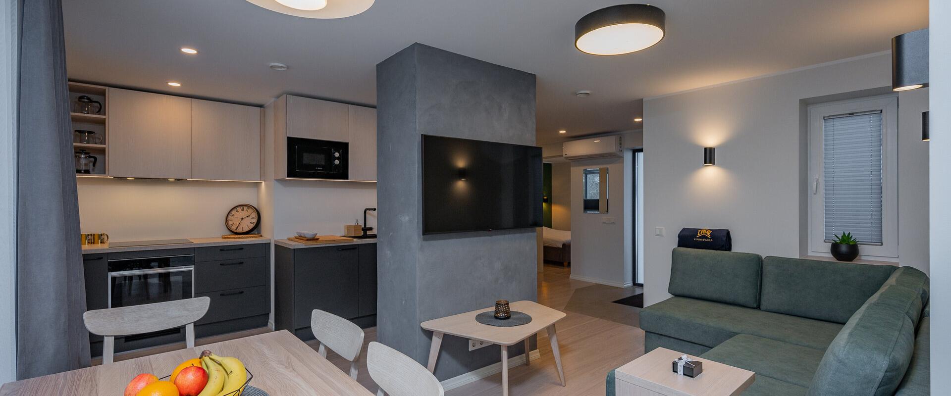 Kalda Villa elutuba ja köök modernse sisekujundusega