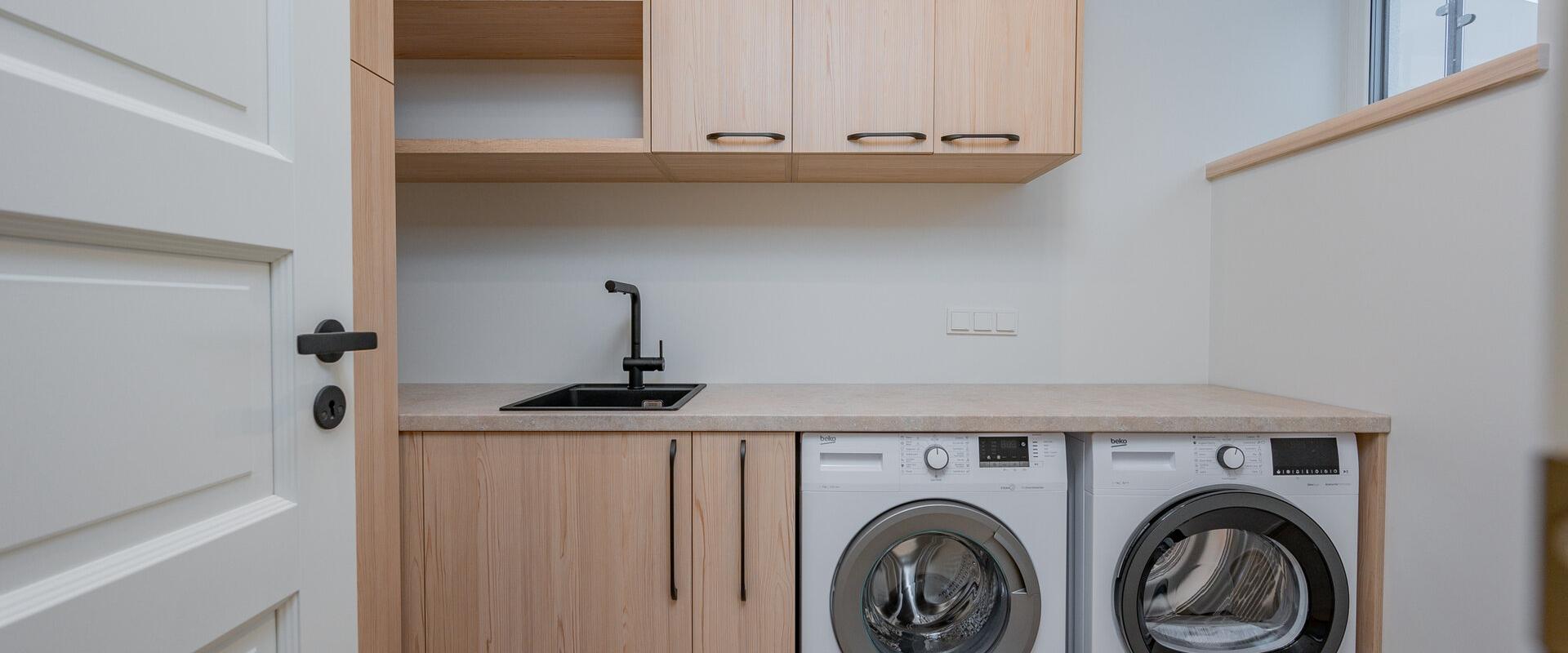 Kalda Villa majapidamisruum pesumasina ja kuivatiga