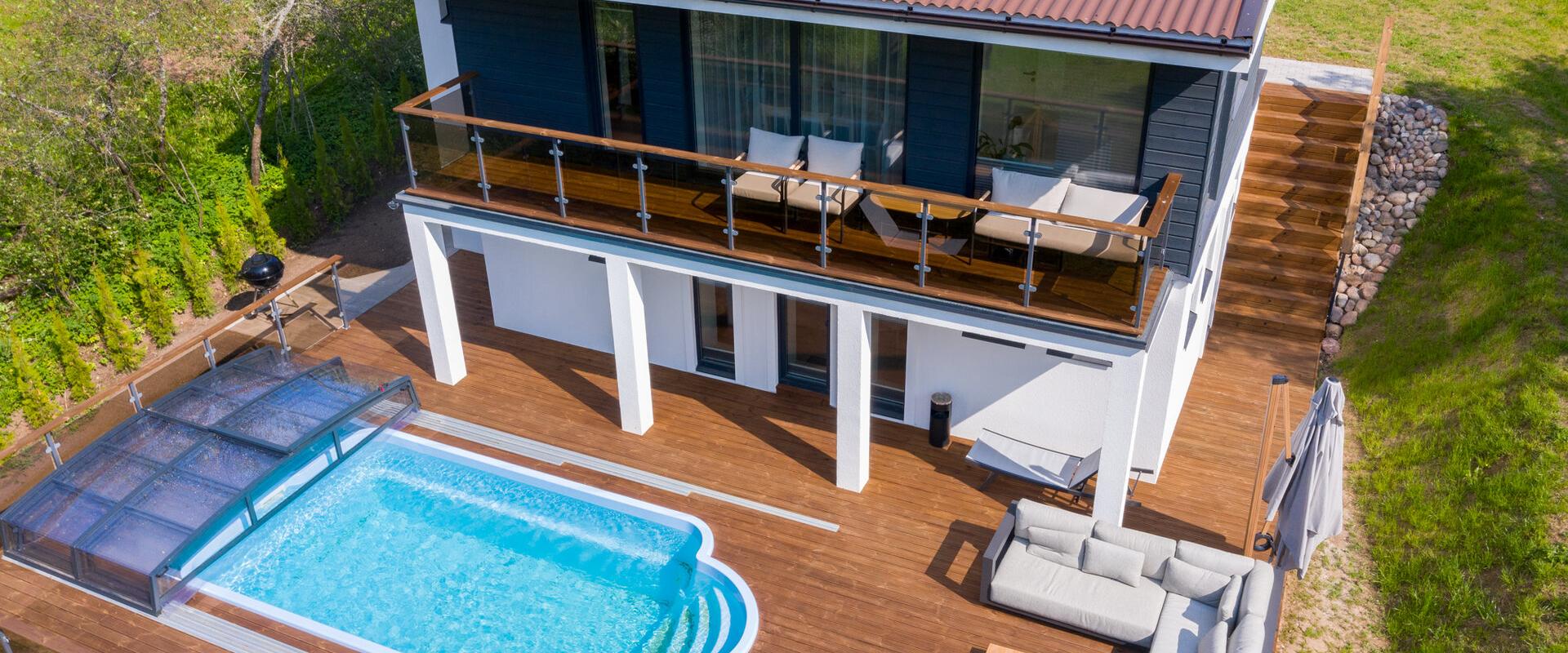 Kalda Villa terrass, bassein ja rõdu suvises valguses