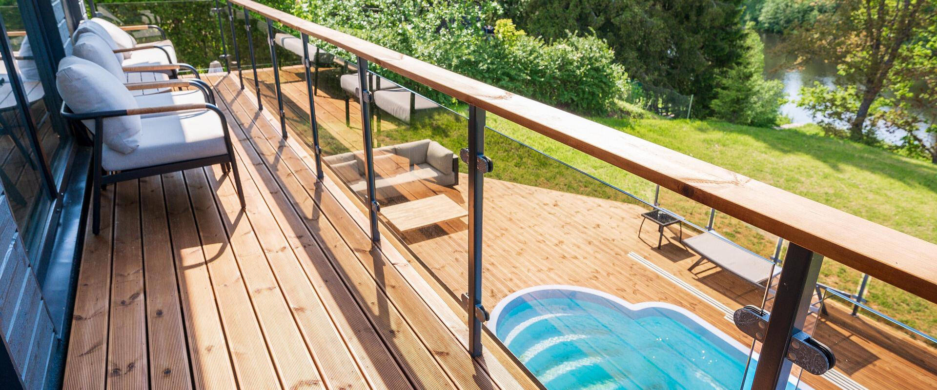 Kalda Villa rõdu koos istumiskohtadega ja basseinialaga