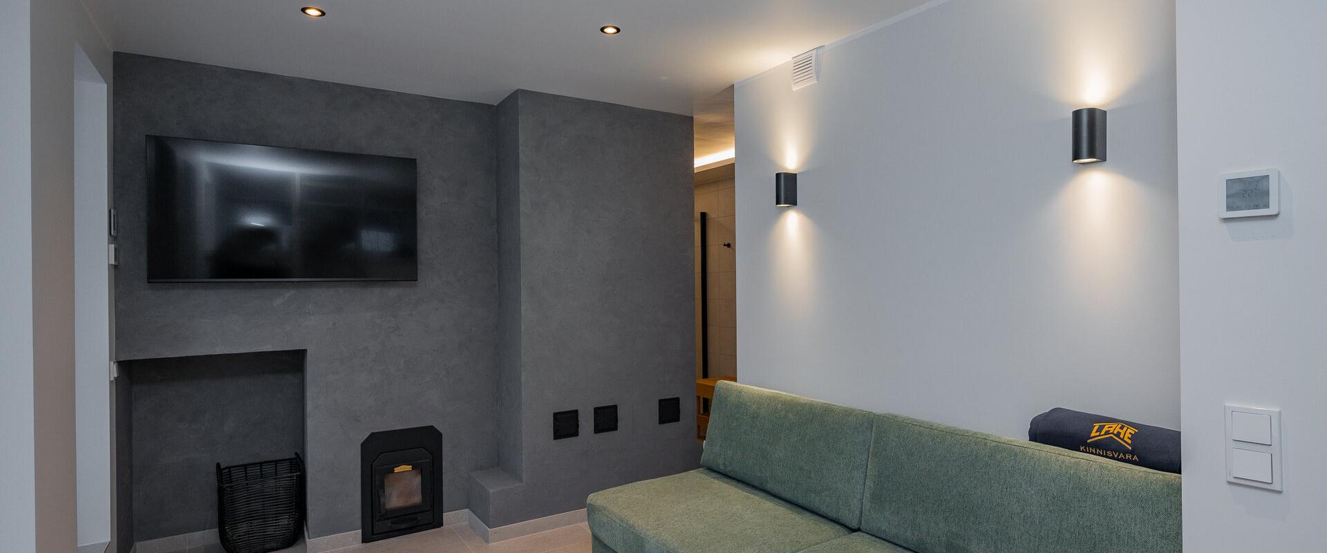 Kalda Villa elutuba televiisori ja kaminaga