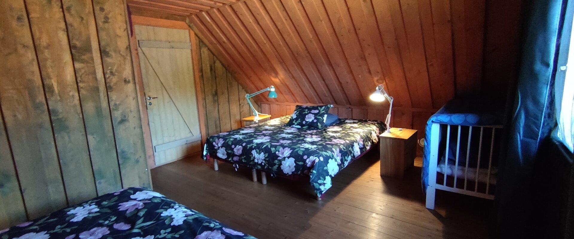 Markna Tourist Farm Sauna House - small bedroom with a crib and a twin bed.