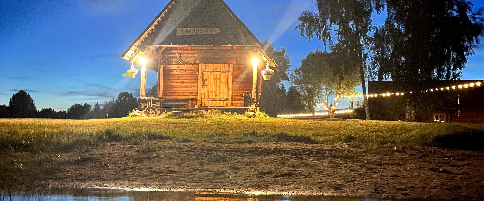 In der Rauchsauna kann man lange im Schwitzraum sitzen, Wasser auf die Hitzsteine gießen und den heißen Wasserdampf genießen. Das ist etwas für die wa