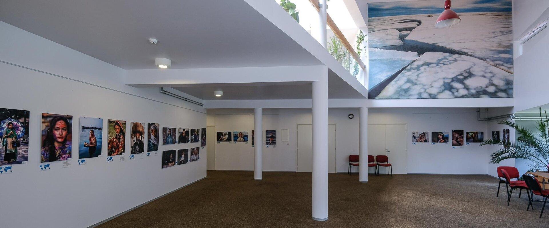 Im Foyer des Erdgeschosses des Gemeinschaftshauses von Kihnu sind die wechselnden Ausstellungen für alle Besucher geöffnet und der Eintritt ist kosten