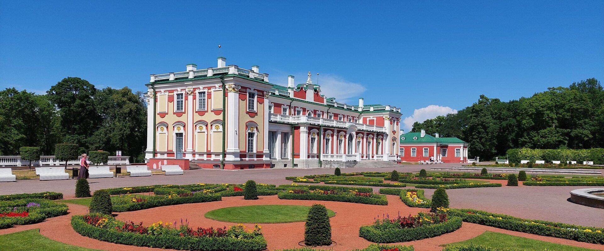 Das Schloss Kadriorg errichtete der russische Zar Peter I. im Jahr 1718. Es wurde zu Ehren seiner Frau Katharina I. Catharinenthal (est. Kadriorg, rus