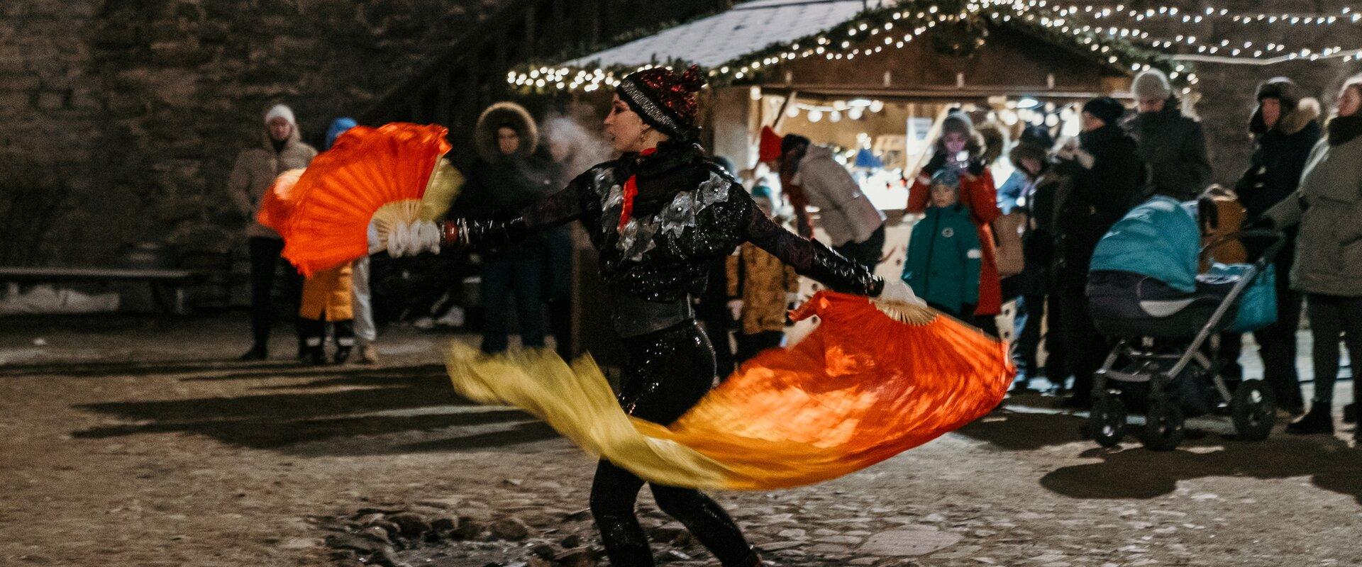 Tanzshow im Weihnachtsdorf in Narva