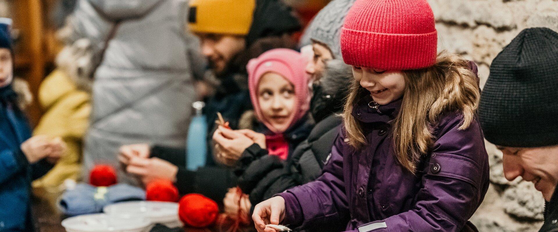 Lapsed kuduvad Jõulukülas Narvas