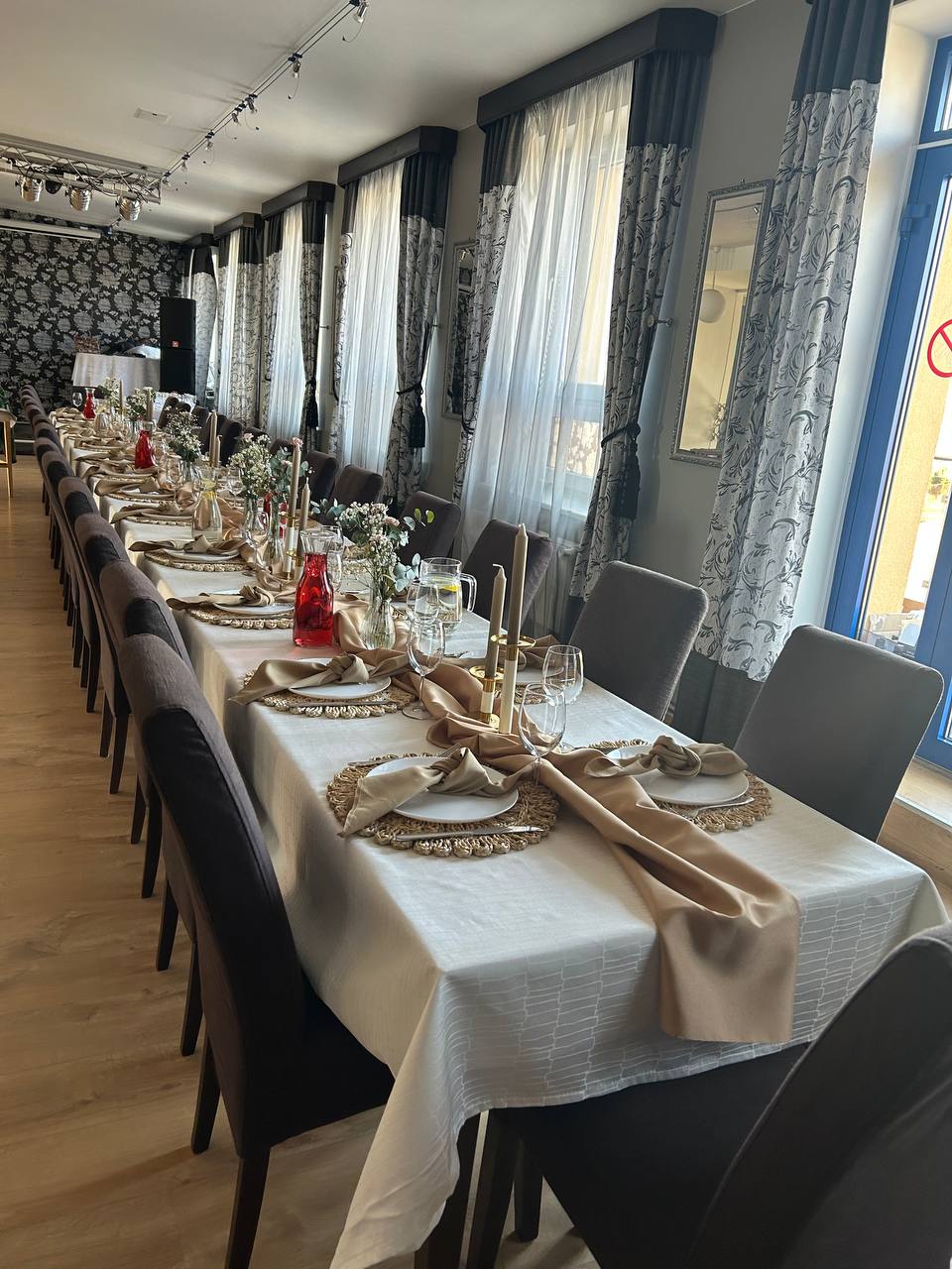 Grillberg restoran Narvas, banketisaali kaetud pikk laud