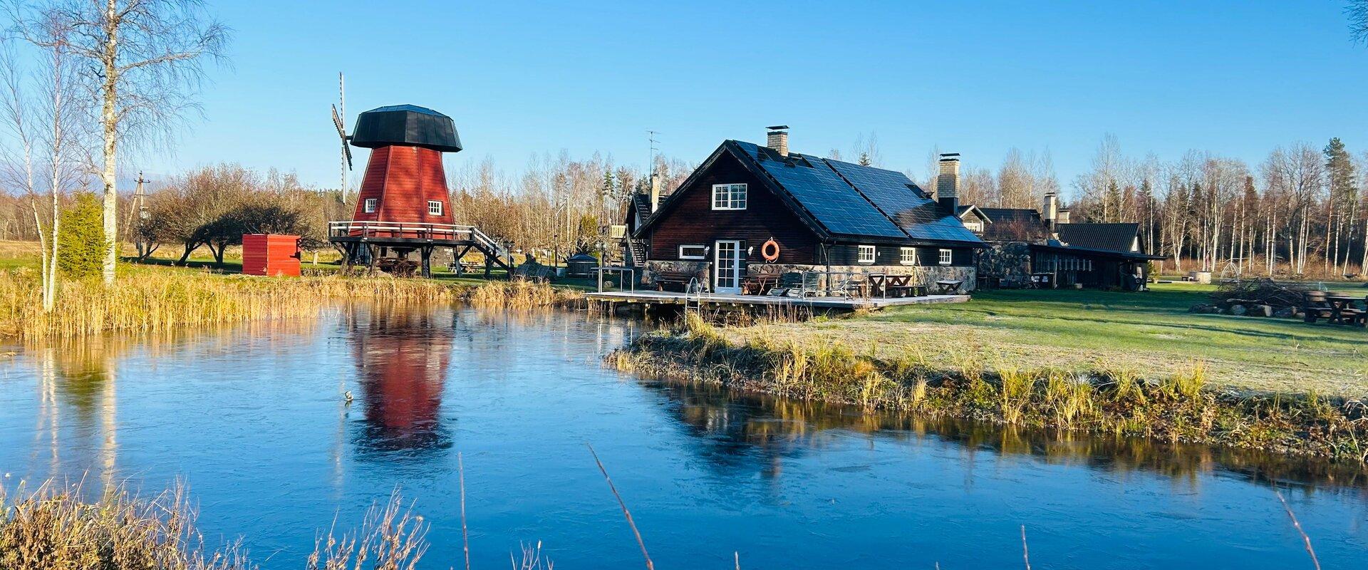 Villa Nõva suur saunamaja tiigi kaldal