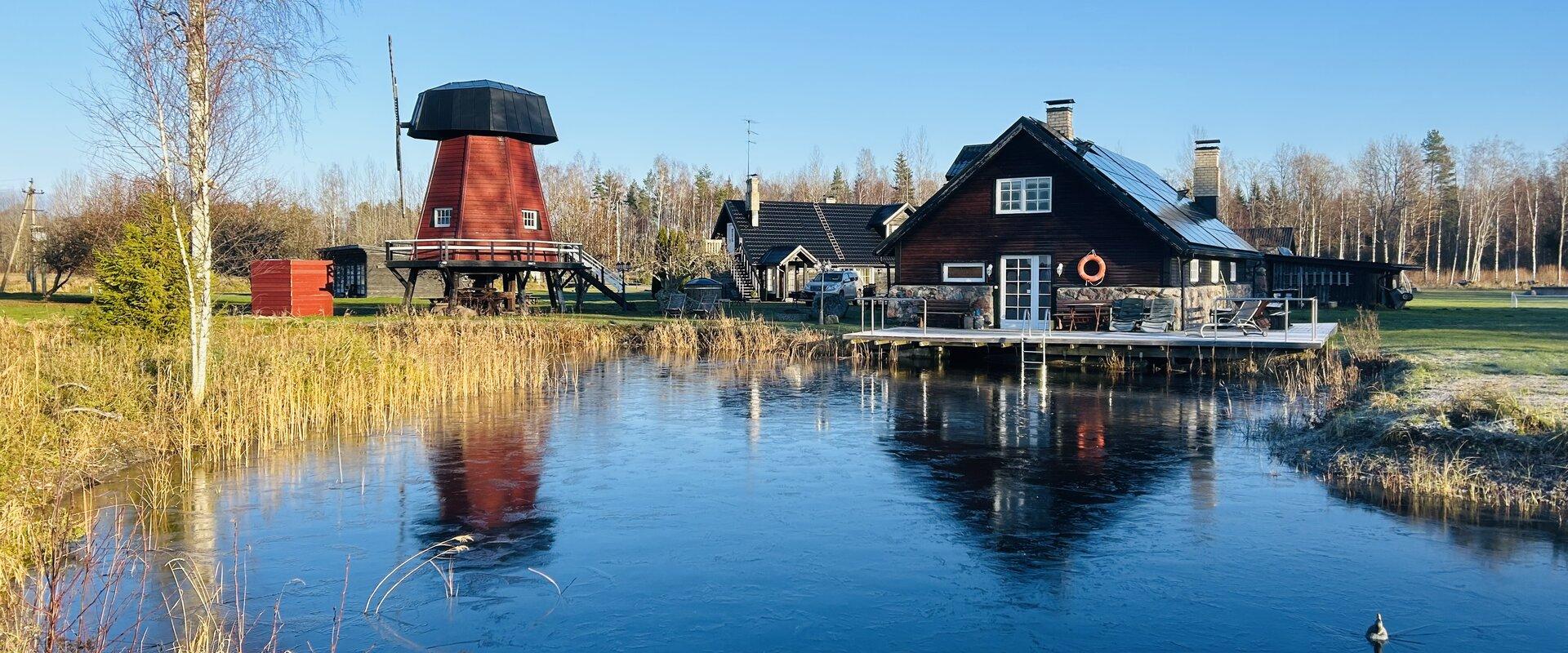 Villa Nõva suur saunamaja tiigi kaldal