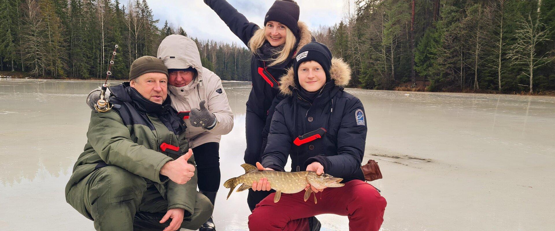 Perekond, kes sai järvelt püüdes kätte kala