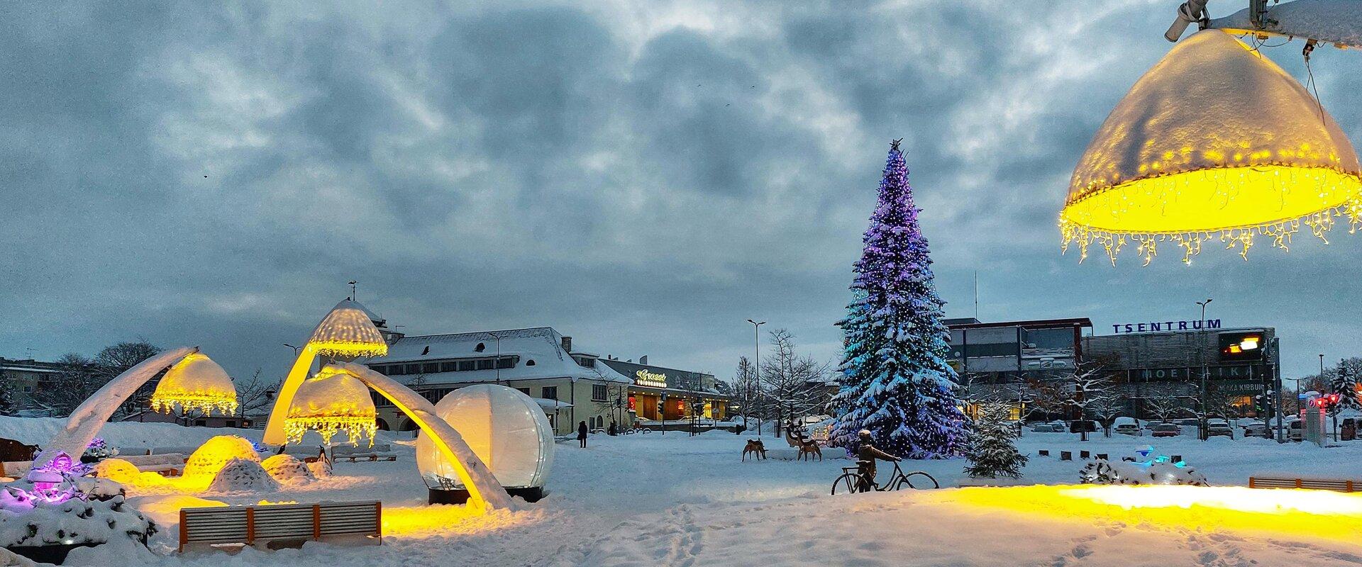 Rakvere Central Square got a new modern look in 2004 based on the project of architects O. Kadarik, M. Tüür, and V. Tomiste. It now has yellow domes, 