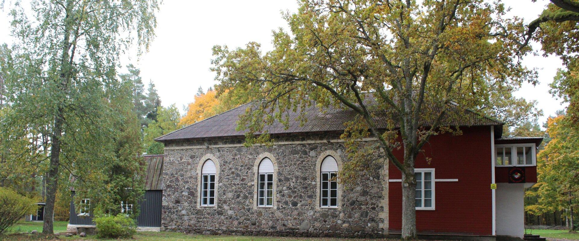 UKI Uulu Kirik Kultuuri-ja Puhkeküla sügisene vaade kirikule