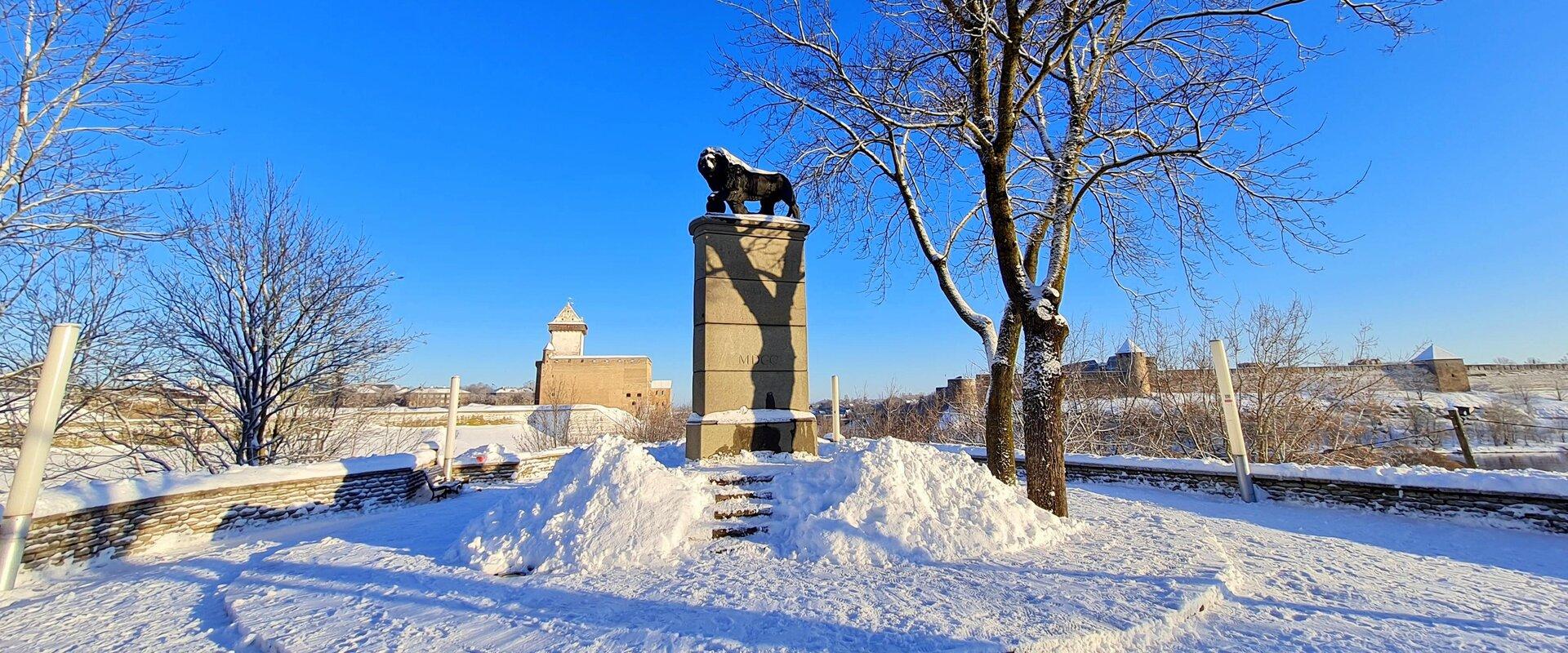 Mälestusmärk "Rootsi lõvi" talvel