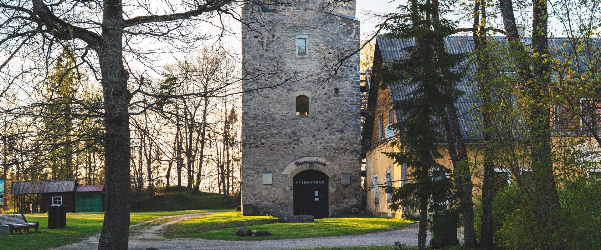 Porkunin kalkkikivimuseon torni oli käytössä koulun oleskelutiloina vuoteen 1991 saakka, jolloin sinne pystytettiin näyttely kuurojen opettamisen hist