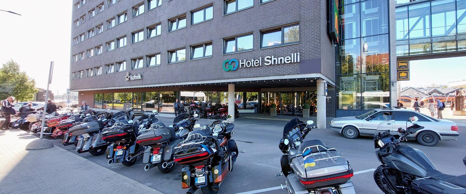 Go Hotel Shnelli parking