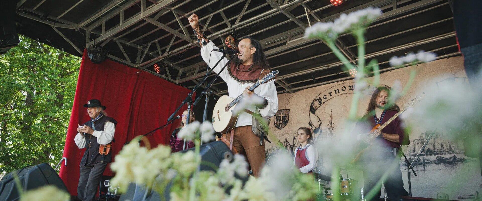 Vēsture izklāsta mūsu stāstu laika gaitā. Pērnavas Hanzas dienas atskatās uz pagātni. Dosimies atpakaļ pie savām saknēm. Dosimies pie gudrības akmeņie