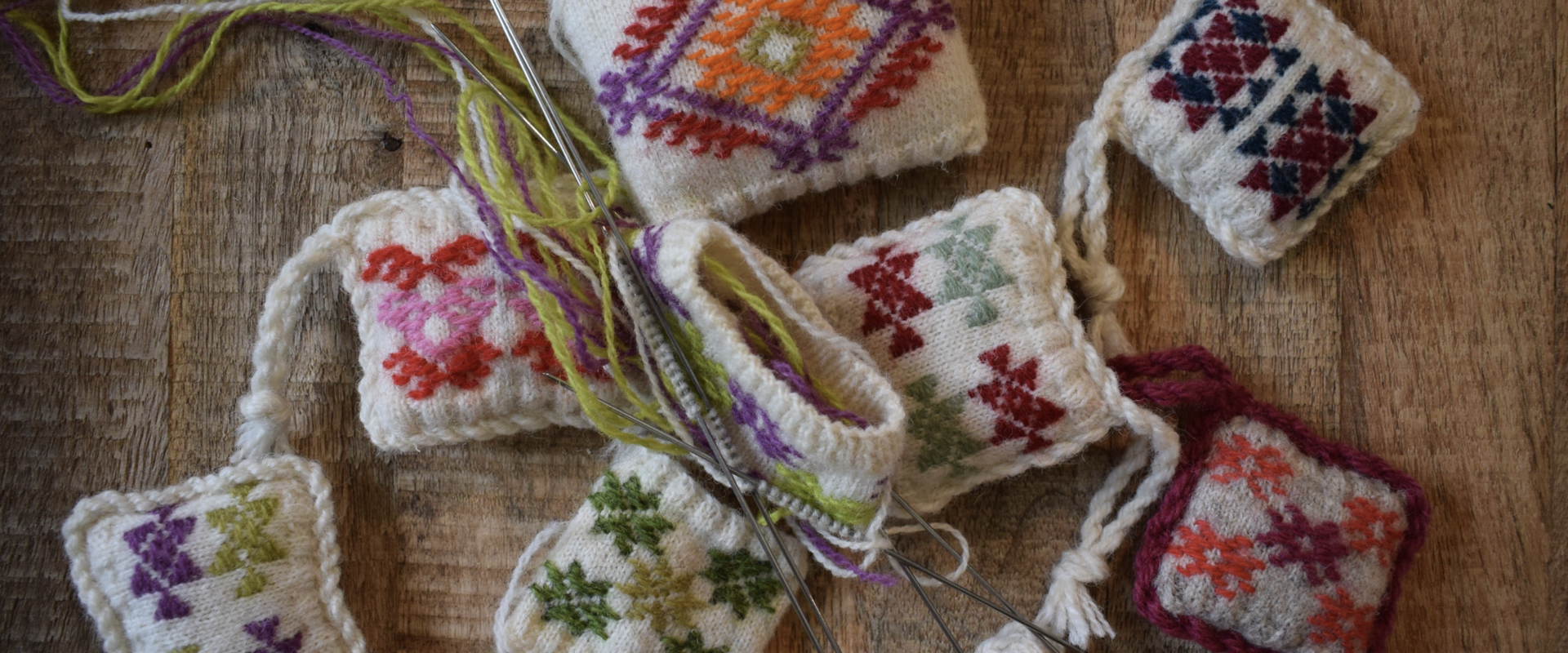 Nāc un atklāj Testamā (Tõstamaa) skaistumu un šejienes rokdarbu dvēseli! Pirms pusotra gadsimta Testamā (Tõstamaa) sievietes adīja savas cimdus ar sma