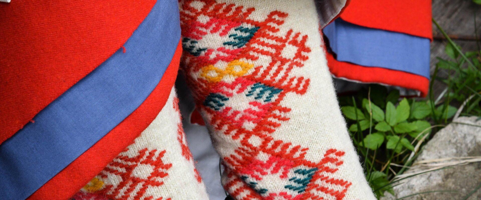 Atklāj Testamā (Tõstamaa) tautastērpu stāstu un skaistumu! Tautas tērpi nes sevī senču vērtības, sakņu spēku un identitāti – katrs dūriens un prievīte