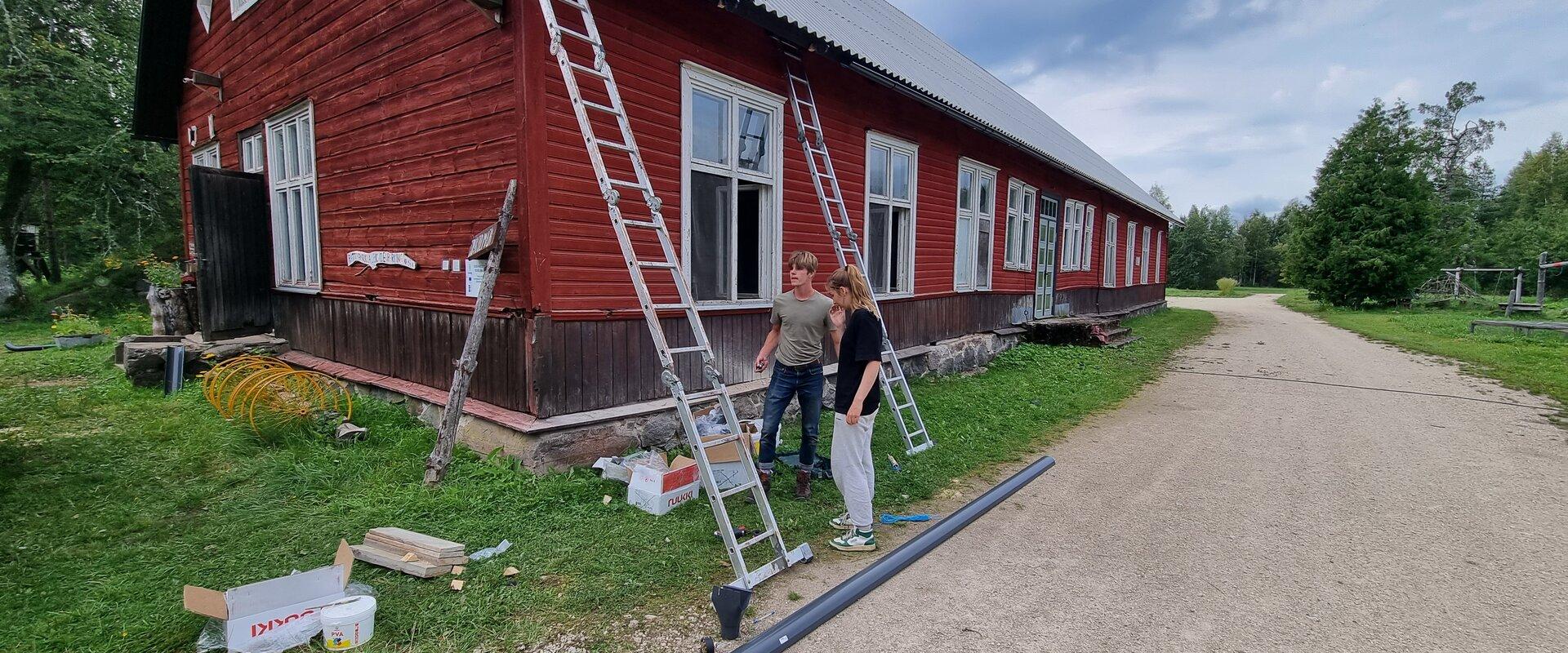 Töökollektiiv Tipu looduskooli peamaja juures